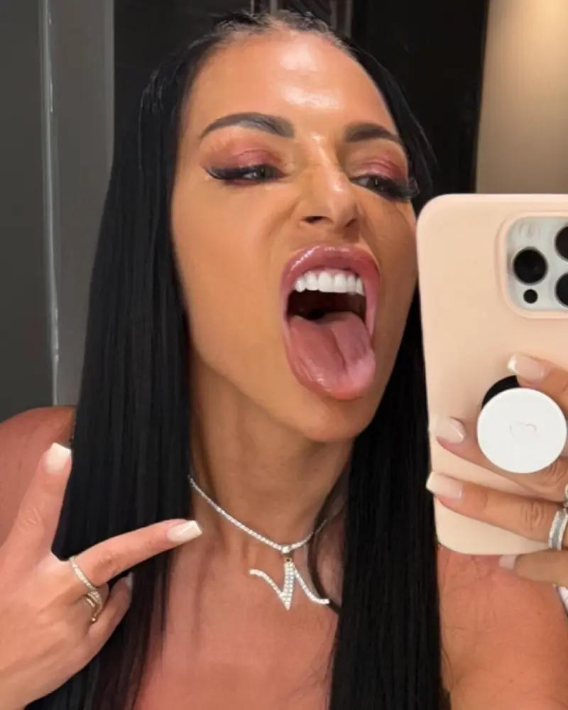 4vf62406yt (18) female from GB - sexting partner