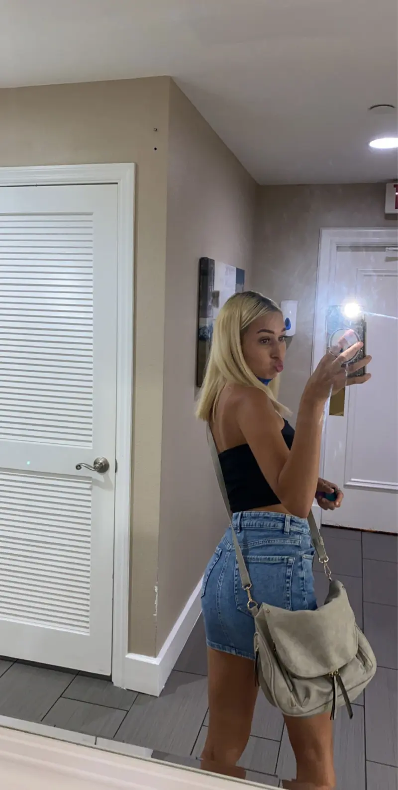 70hf6lteei (21) female from BO - sexting partner