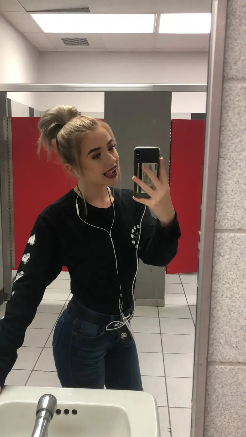 935tpzcuks (18) female from US - sexting partner