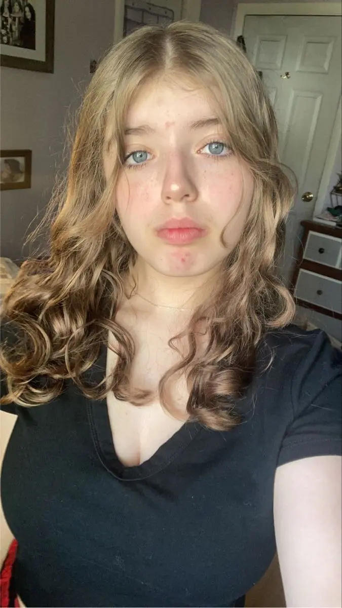 Aileen25 (18) female from GB - sexting partner