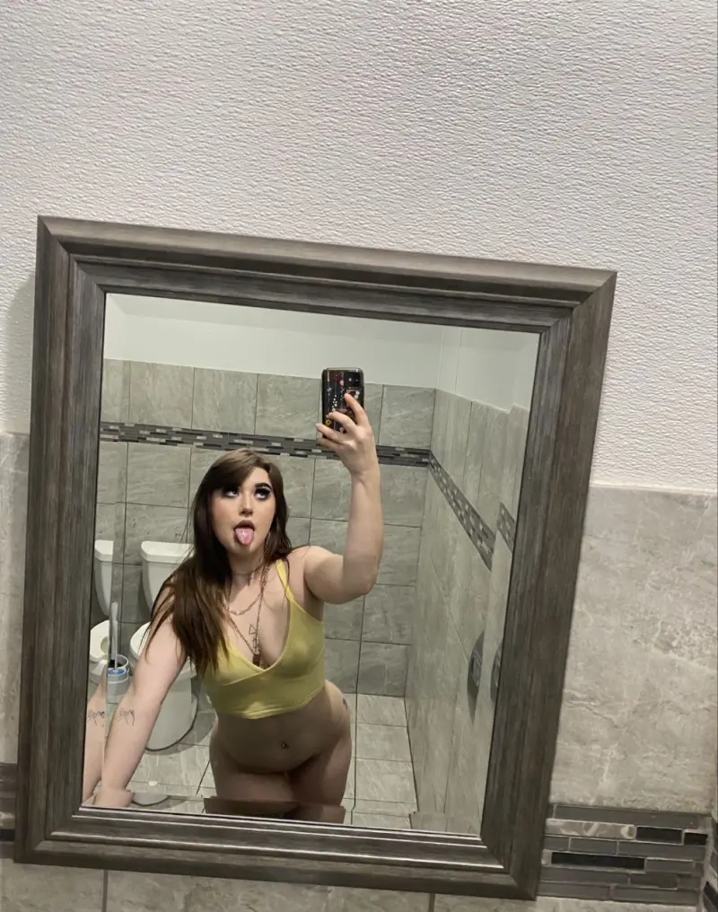 AlicePerry555 (18) female from AU - sexting partner