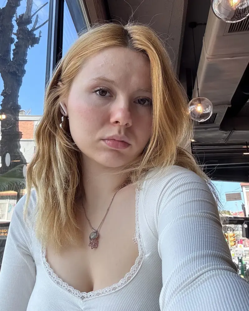 Alicia7785 (18) female from US - sexting partner