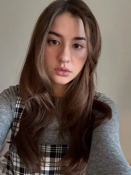 Amelia2100 (18) female from CA - sexting partner