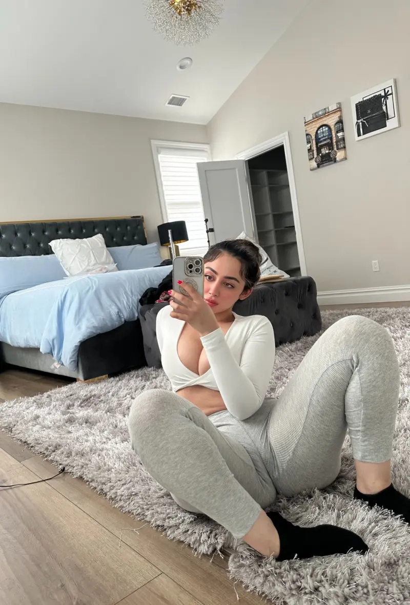 Angela6757 (18) female from US - sexting partner