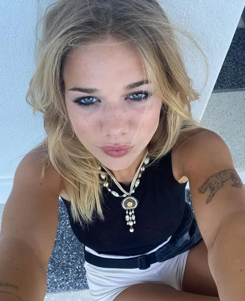 Ann0993 (18) female from US - sexting partner