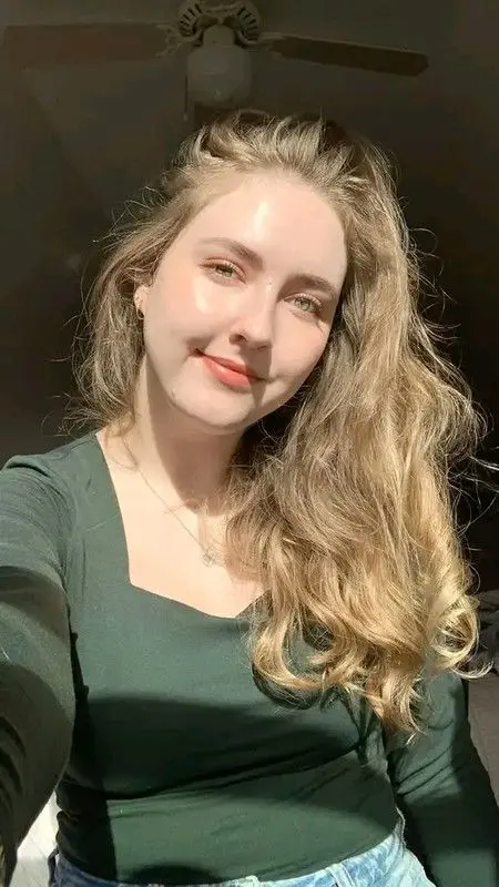 Anna23 (18) female from GB - sexting partner