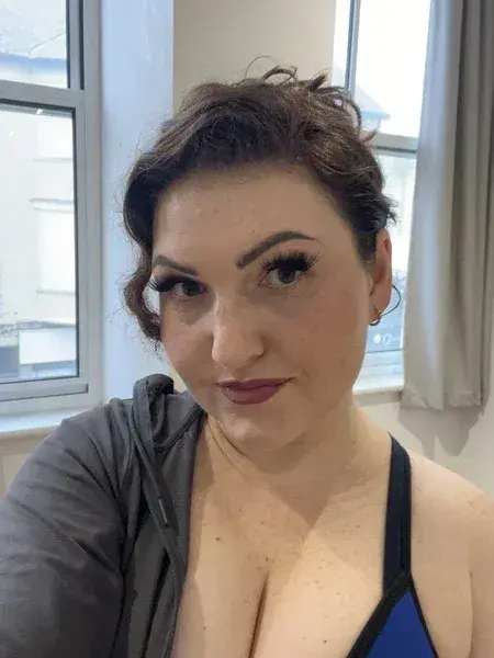 Annabelle32 (18) female from GB - sexting partner