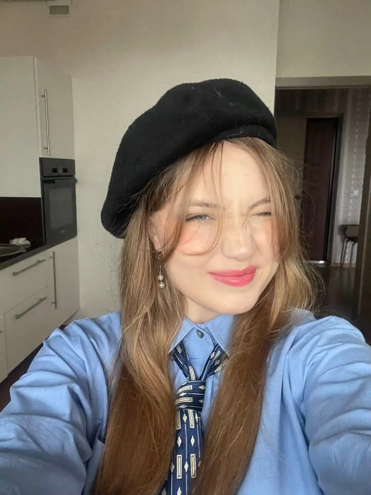 Arabella27885 (18) female from GB - sexting partner