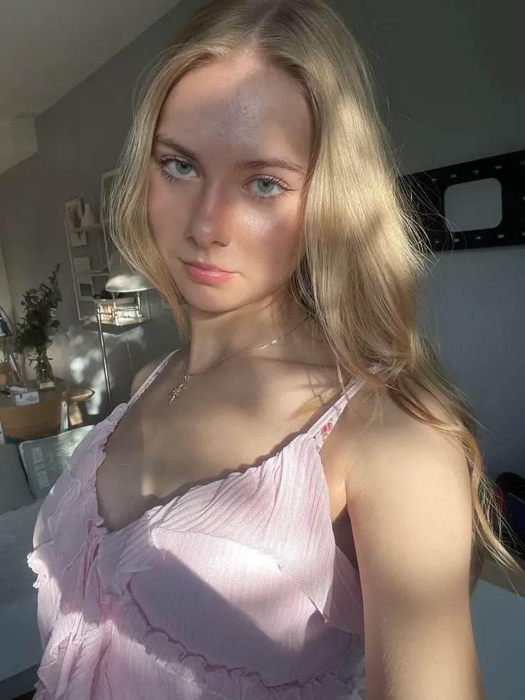 AshleyRogers (18) female from GB - sexting partner