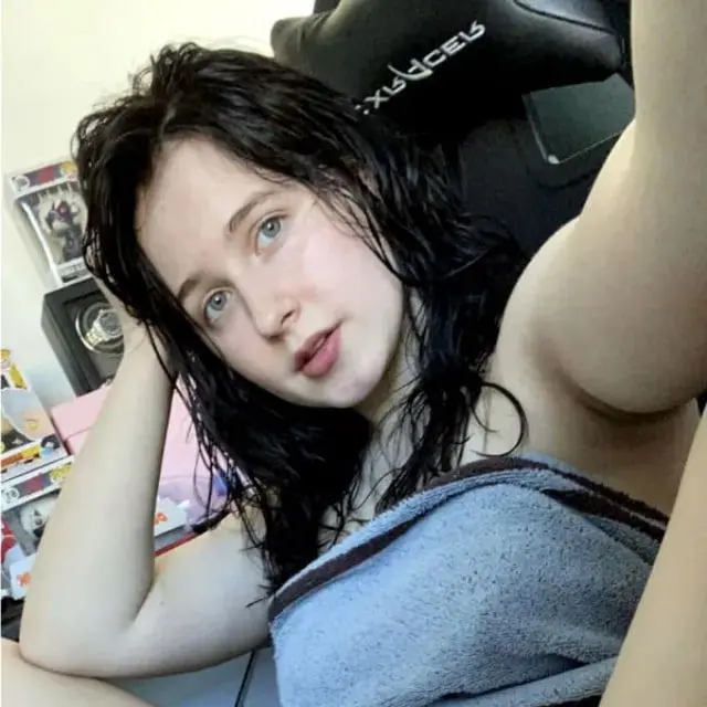 Asia25fx-e (18) female from GB - sexting partner