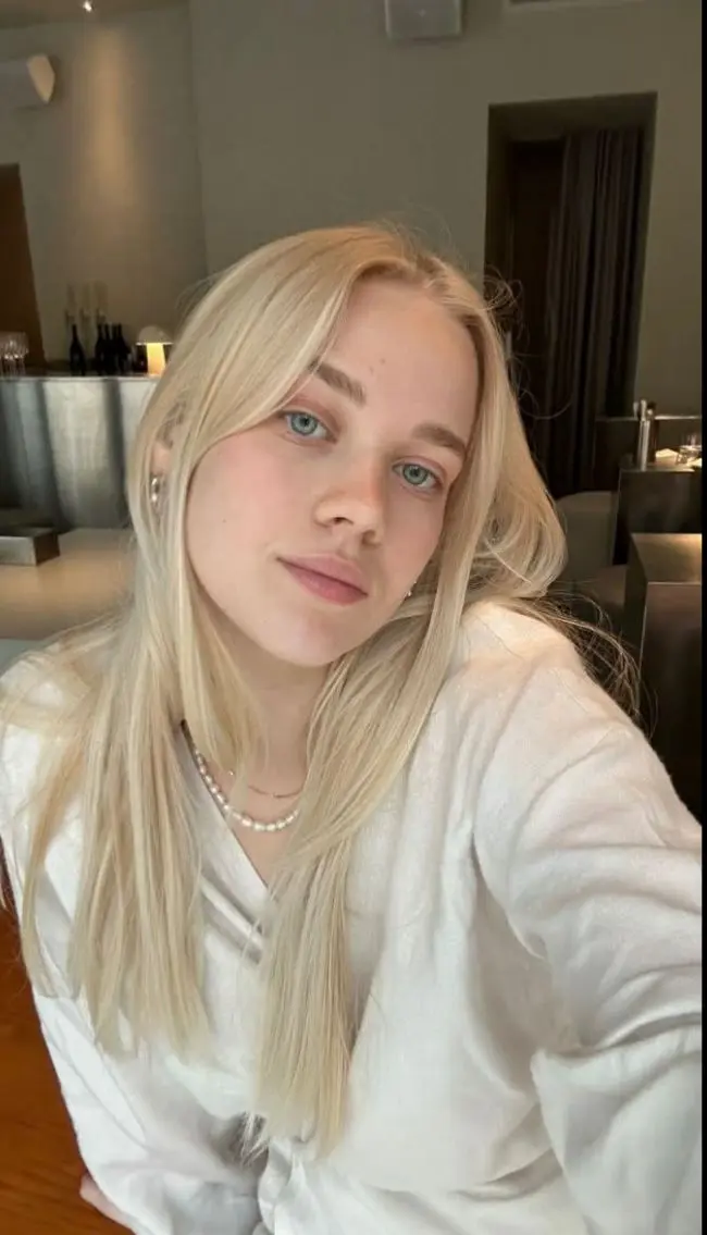 Ayra221 (18) female from GR - sexting partner