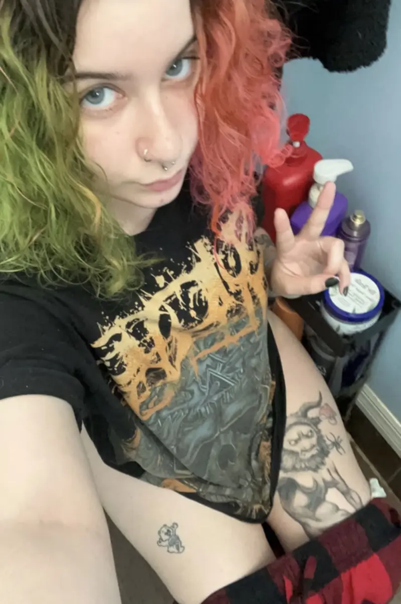 Baby5075 (18) female from US - sexting partner