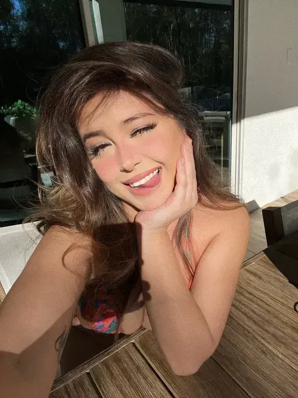 Bailee200 (18) female from GB - sexting partner