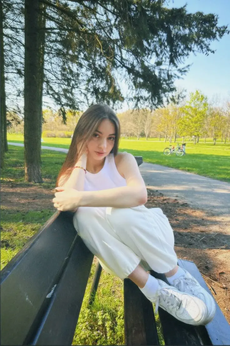 Bailey7854326 (18) female from GB - sexting partner