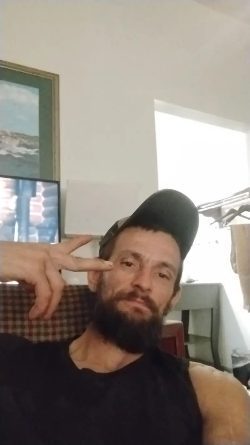 Bizzyashell (18) male from US - sexting partner