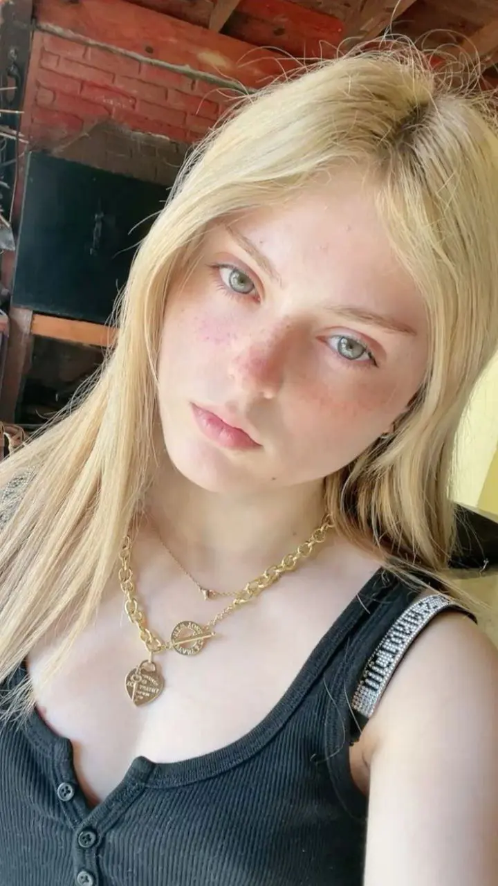 Blair20125 (18) female from FI - sexting partner