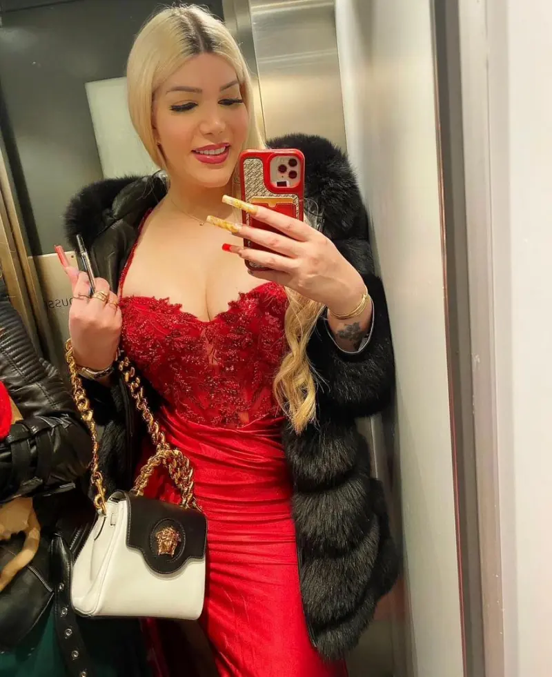 Brenda2206 (18) female from US - sexting partner