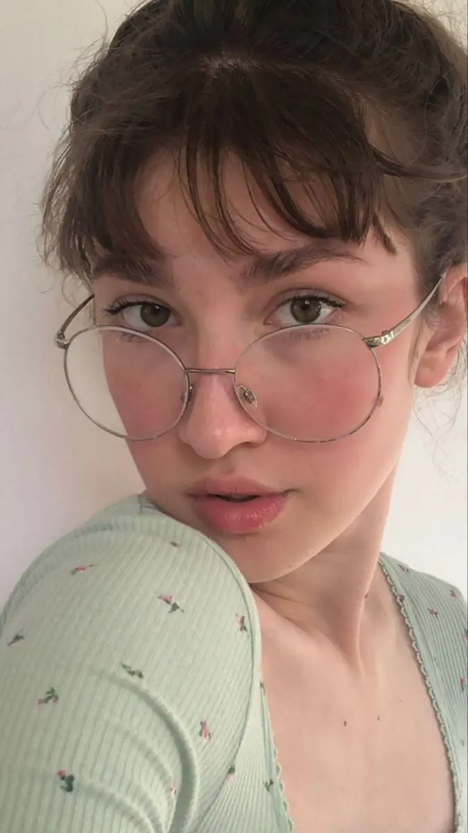 Brianna758823 (18) female from GB - sexting partner