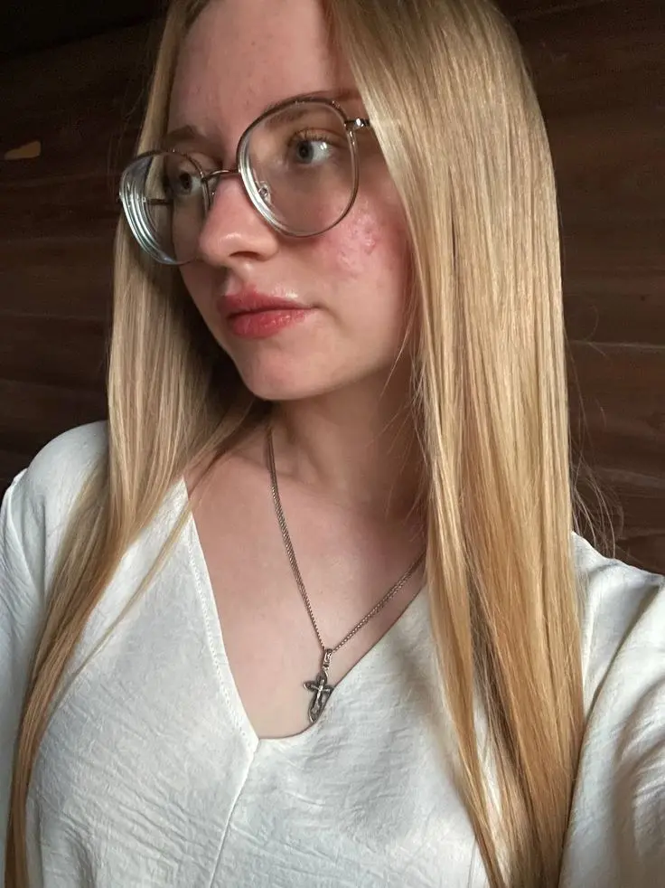 Caroline24 (18) female from GB - sexting partner