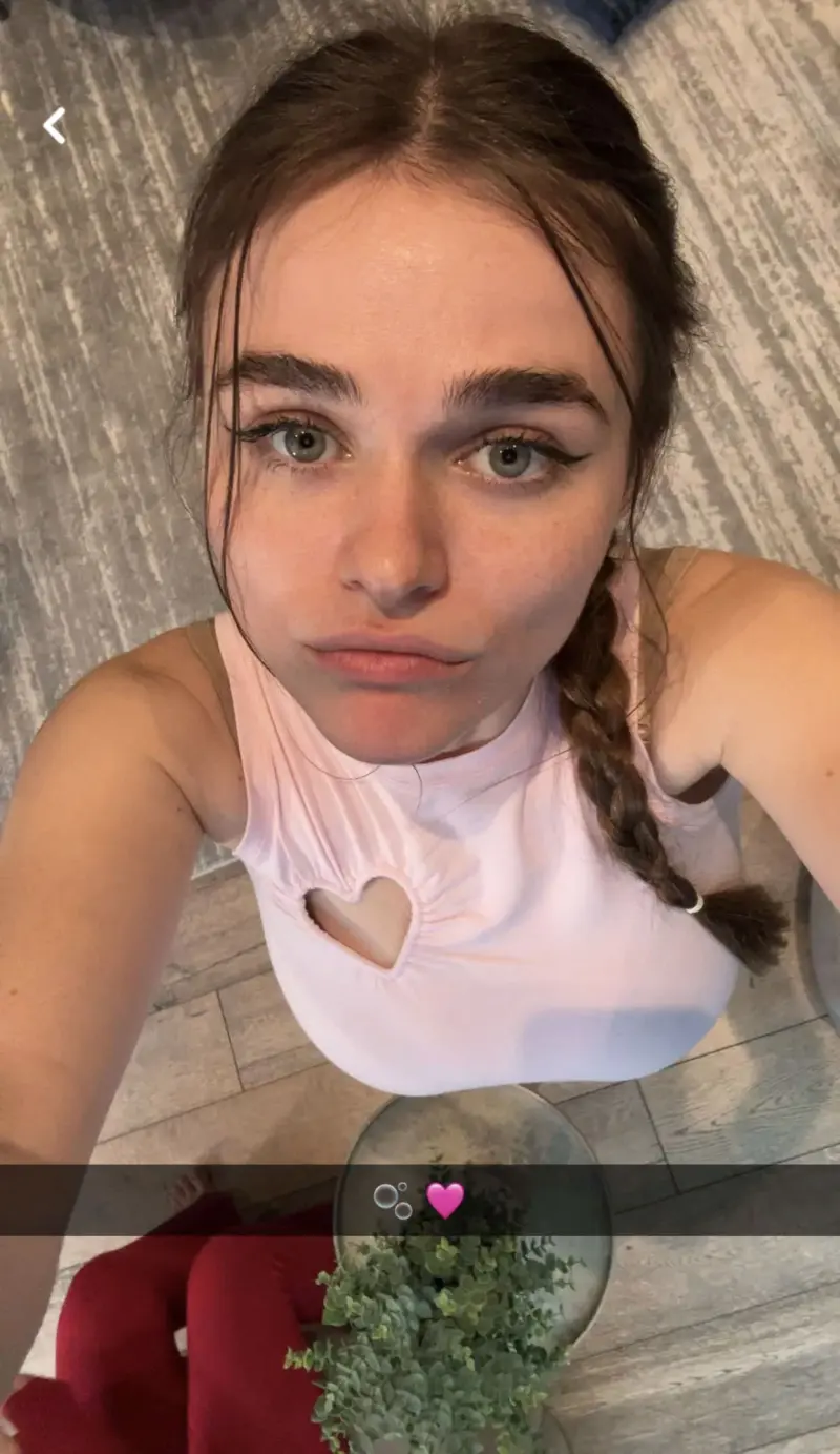 Charmzii (18) female from US - sexting partner