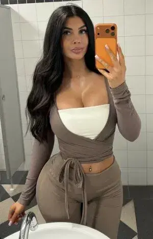 Christ643 (18) female from AU - sexting partner