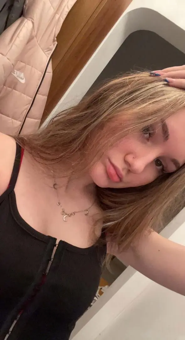 Coley6969422 (20) female from GB - sexting partner