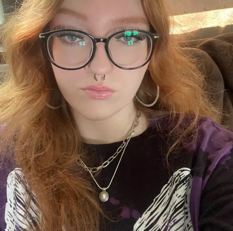 Cupcake23f (18) female from US - sexting partner