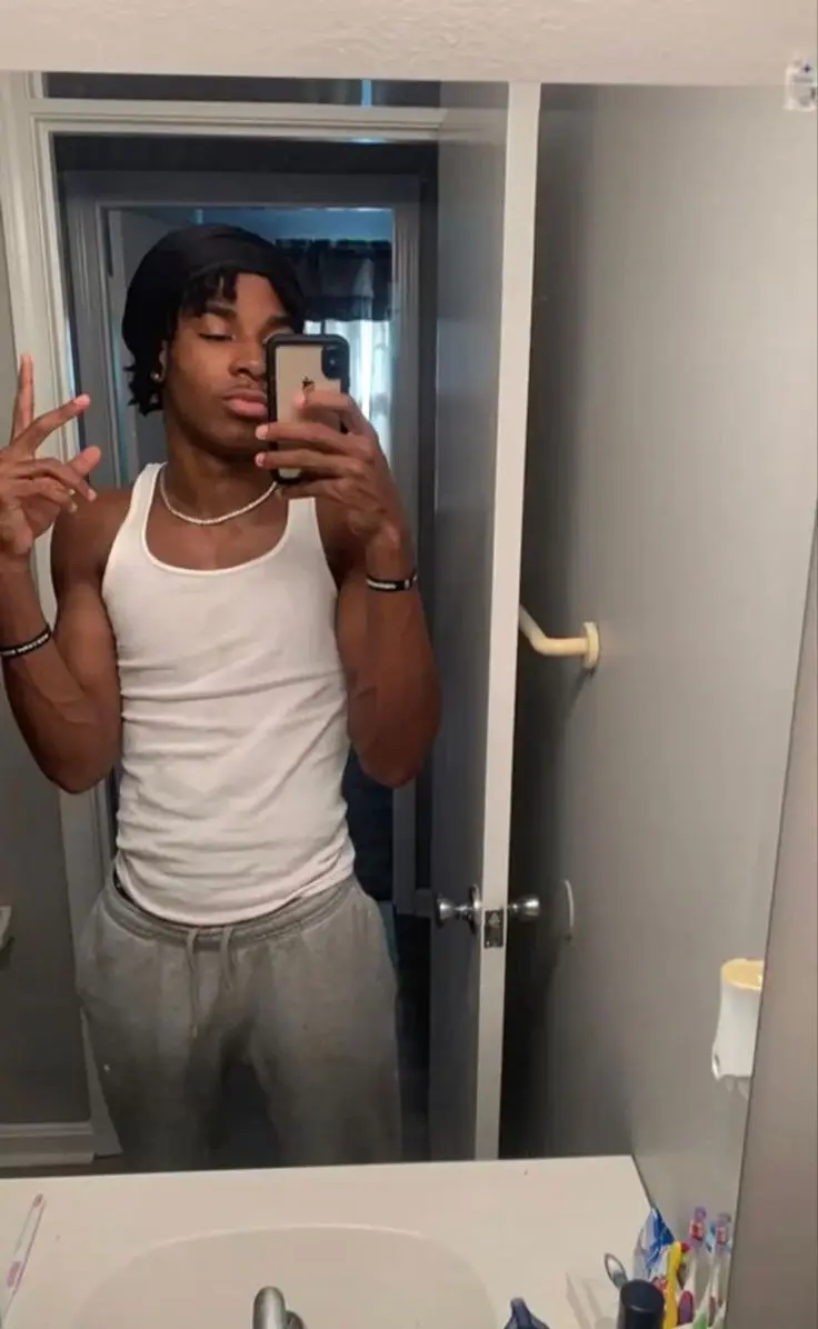 Daddy273773 (18) male from US - sexting partner