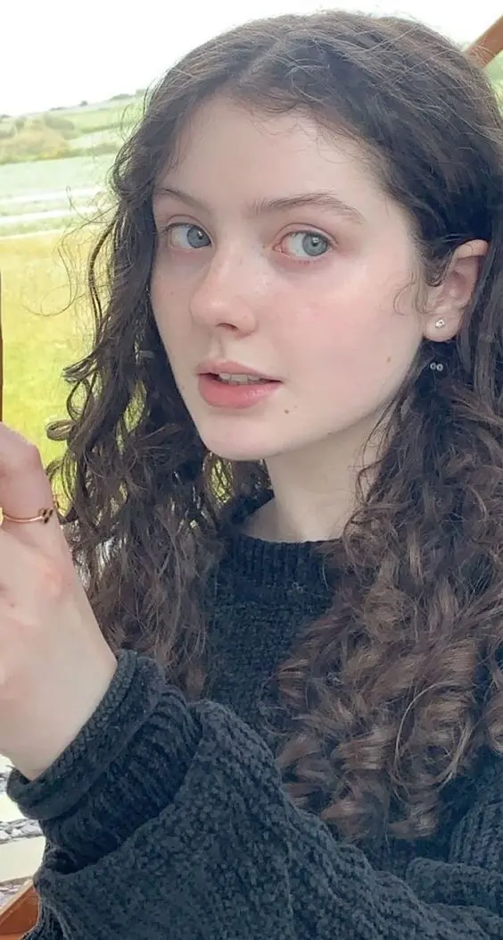 Delilah24 (18) female from GB - sexting partner