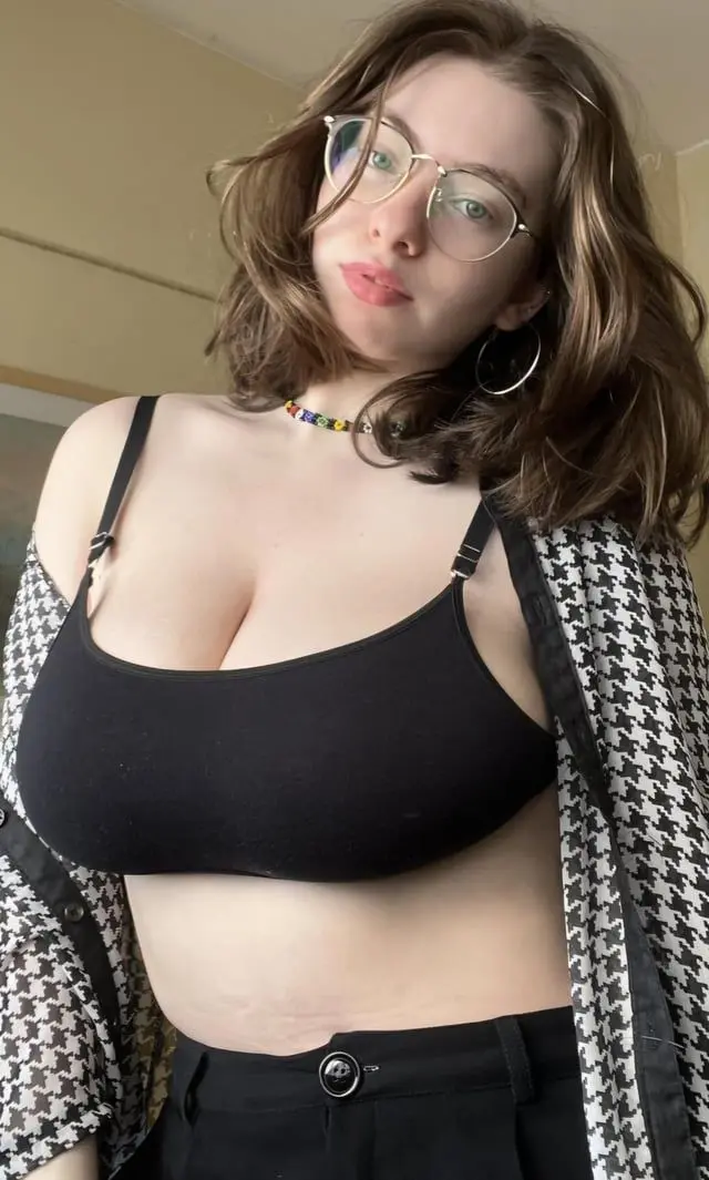 Destiny787 (18) female from GB - sexting partner