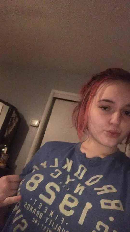 Dezzy256 (20) female from AU - sexting partner