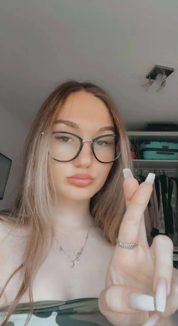 Dimo221 (23) female from TR - sexting partner