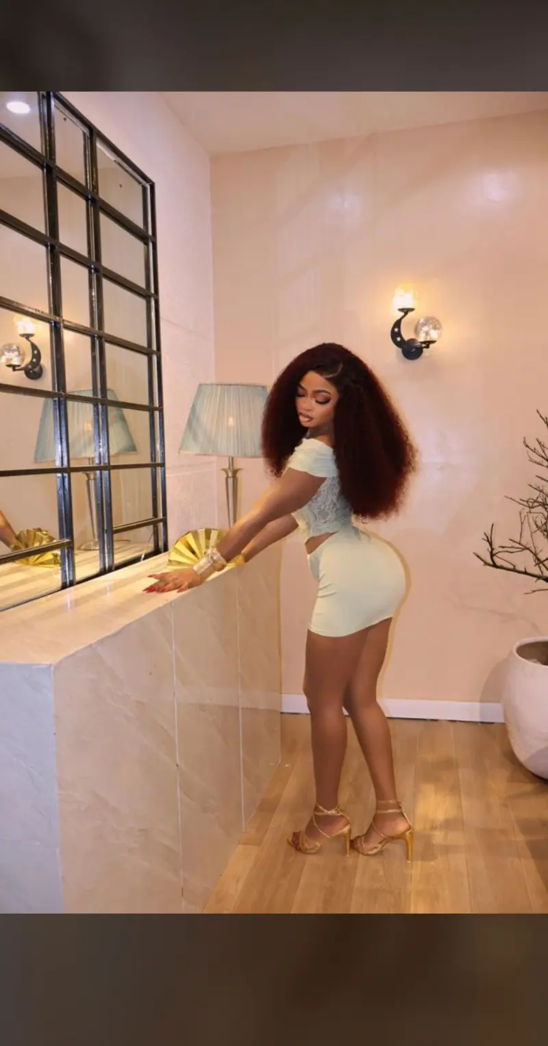 Dinanarosee11 (19) female from LU - sexting partner