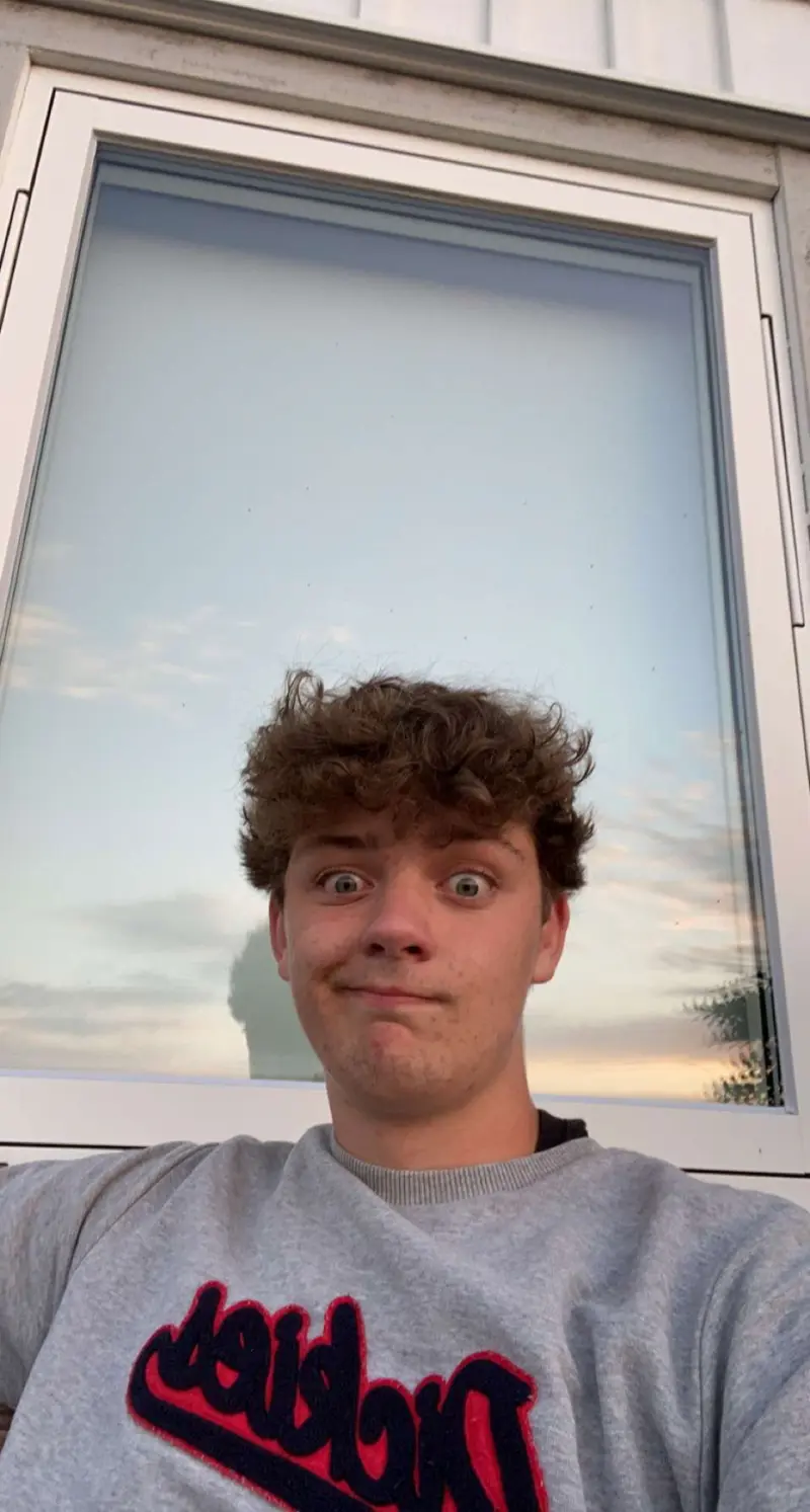 Donny4665 (18) male from BE - sexting partner