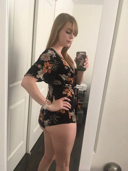 Elizabeth1237 (20) female from AE - sexting partner