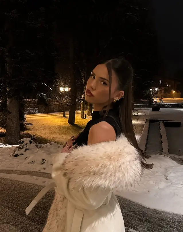 Elsa247 (18) female from FR - sexting partner