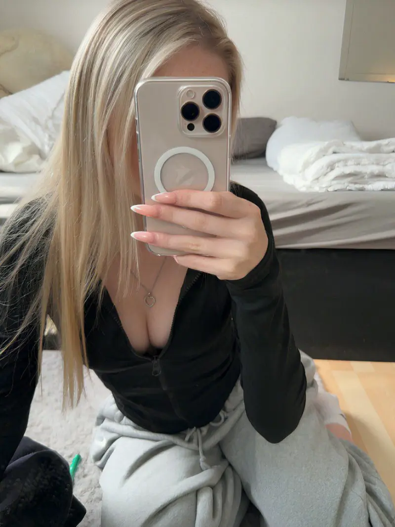 Elsie_Floyd24 (18) female from GB - sexting partner