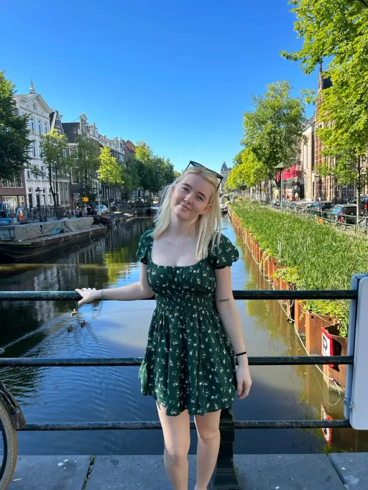 Emery20 (18) female from FR - sexting partner