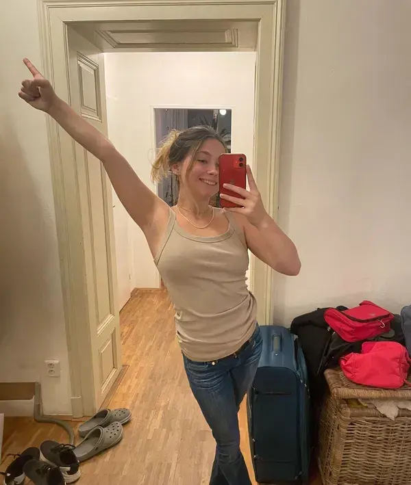 Emily31Hudson (18) female from GB - sexting partner