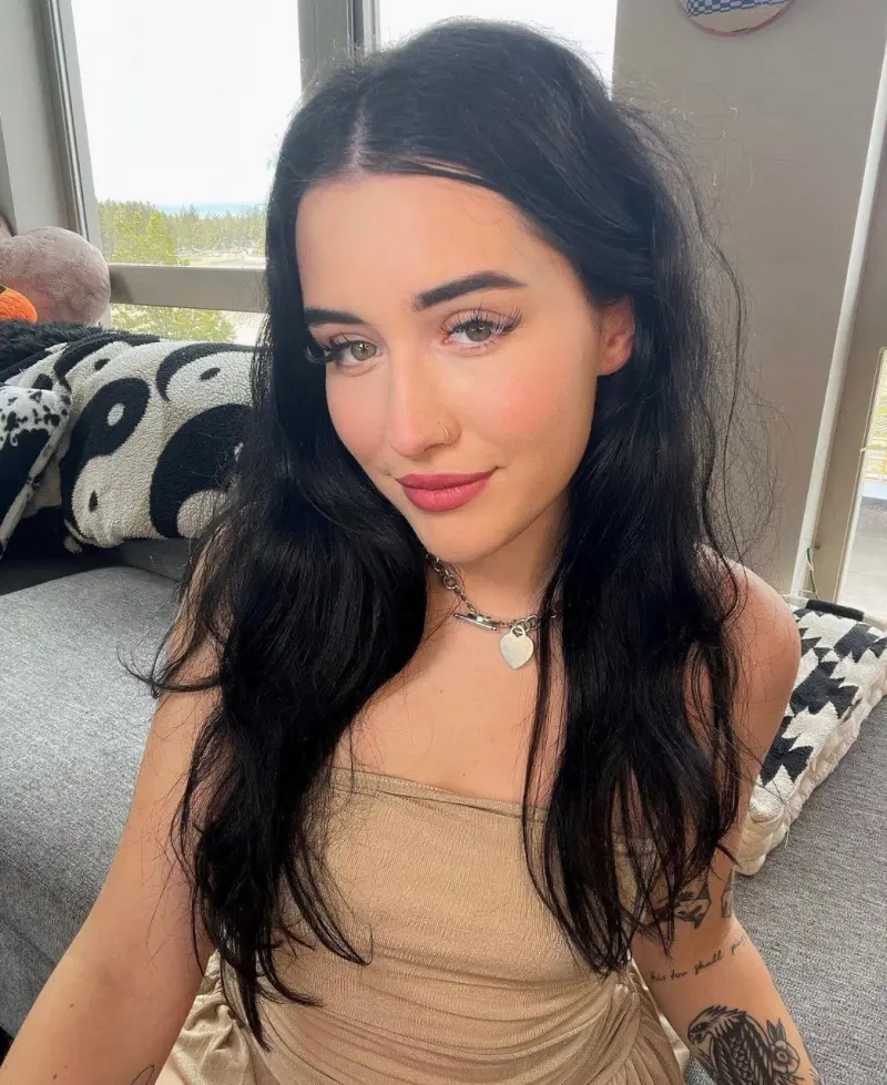 EugeneKelly256 (18) female from GB - sexting partner