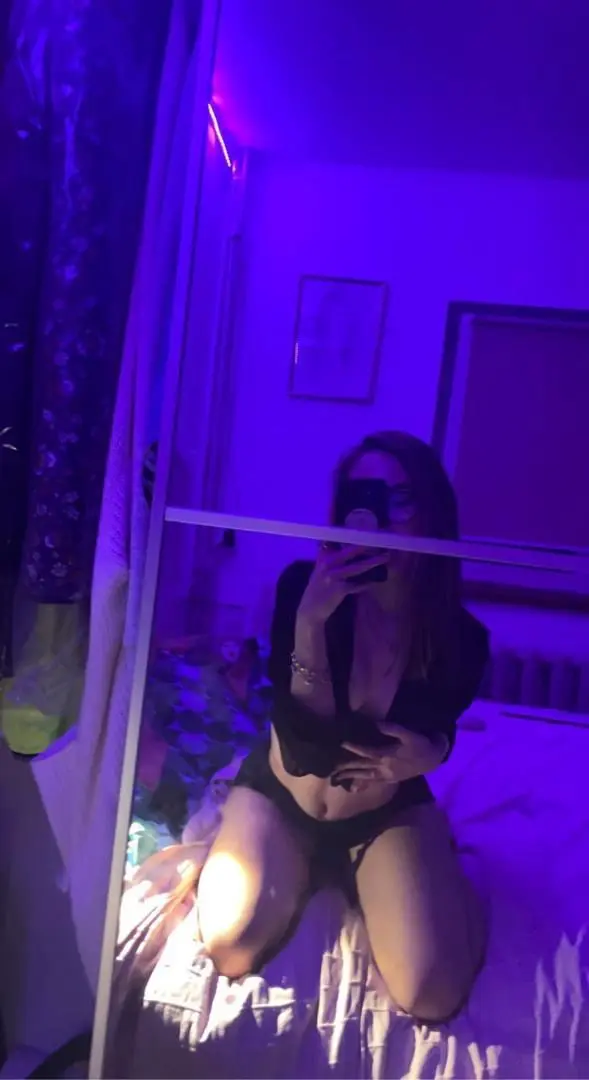 Eva82637 (18) female from NZ - sexting partner