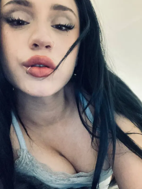 Fia-a (18) female from FR - sexting partner