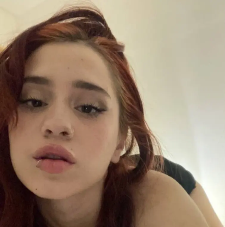 Fia2cc-v (18) female from US - sexting partner