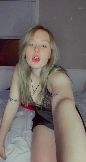 Floren3837574 (18) female from GB - sexting partner