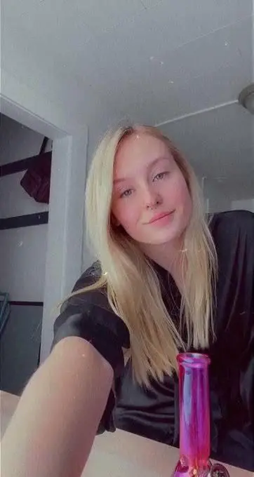 Florence4838 (18) female from GB - sexting partner