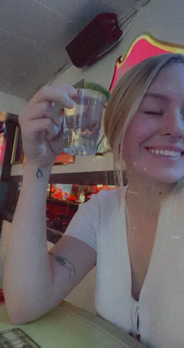 Florence58372 (18) female from US - sexting partner