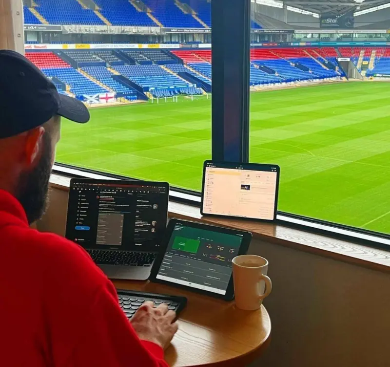 Frank6100 (18) male from GB - sexting partner