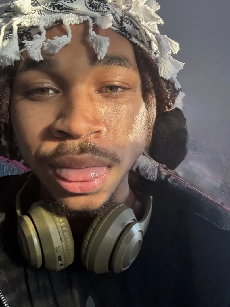 Freakaleak (18) male from US - sexting partner