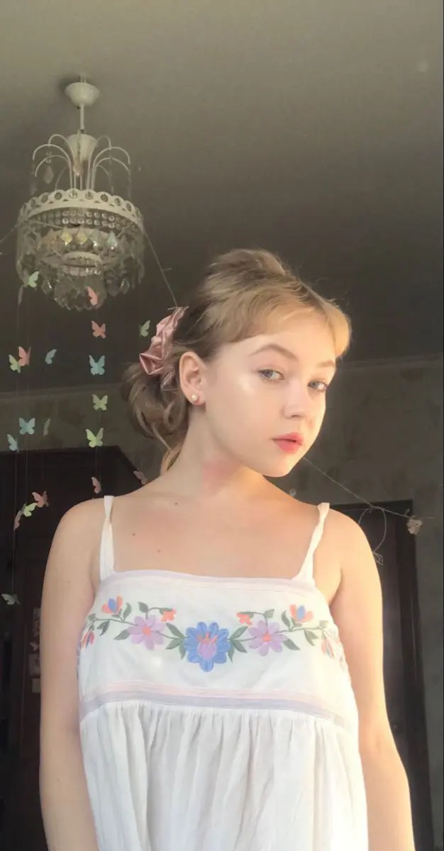 Hallie2078 (18) female from FR - sexting partner