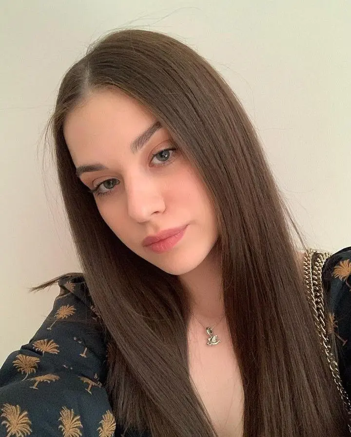 Hana20 (18) female from FR - sexting partner